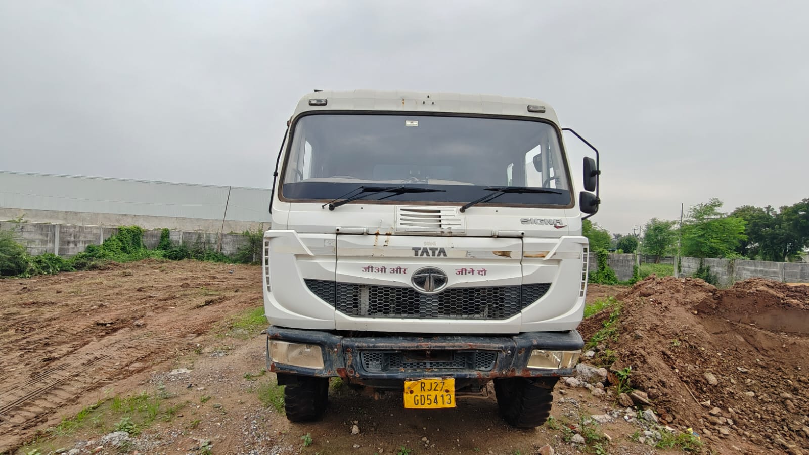 Tata Motors 4225 14 wheel tipper
